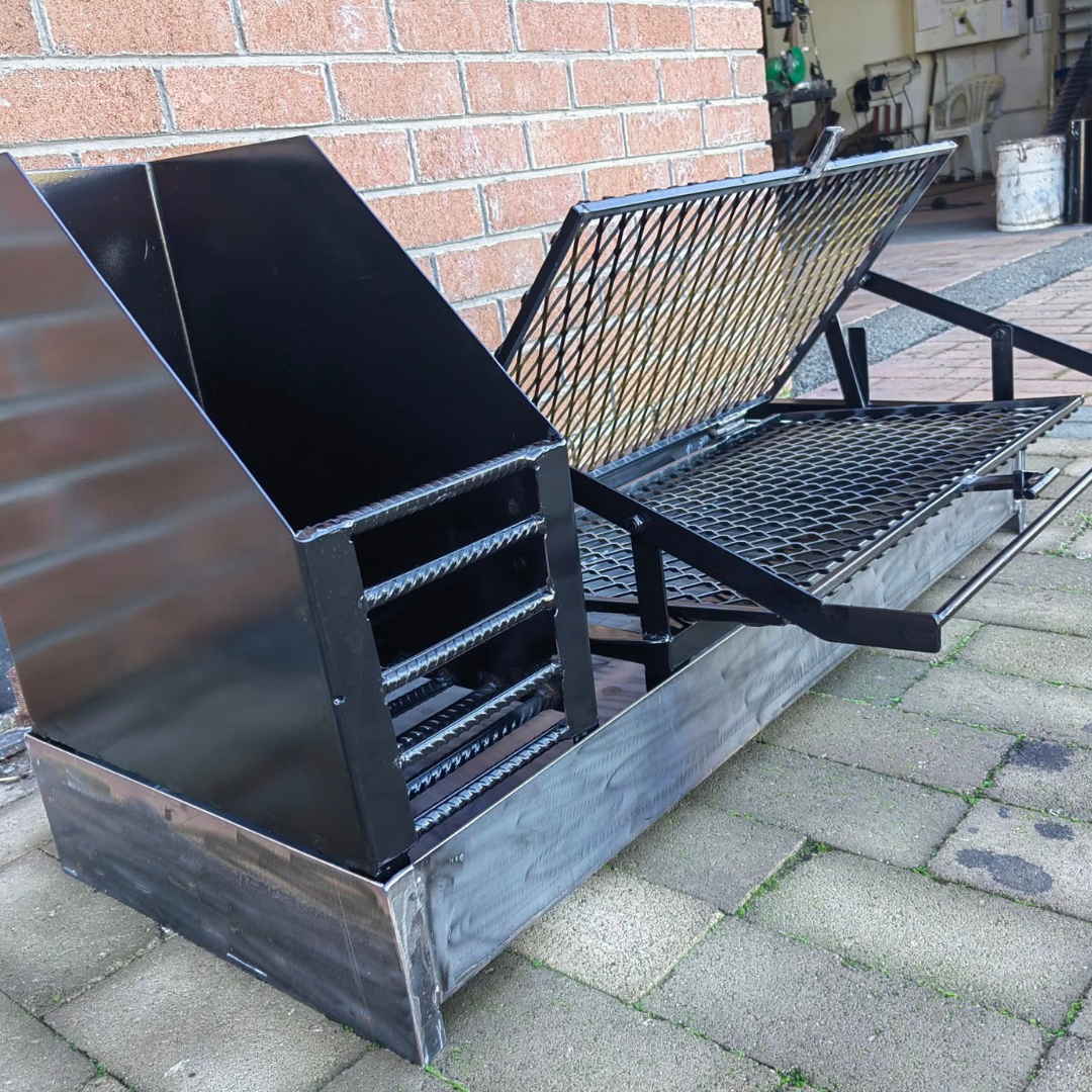 Churrasqueira Compacta com Parrilla Articulada e Tambor de Braseiro